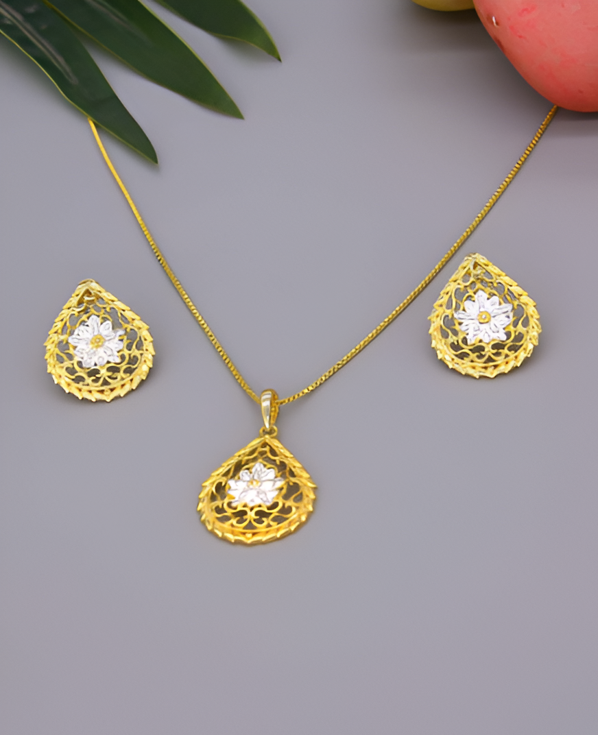 Leaf-cut Style Gold Polished Silver Pendant Set